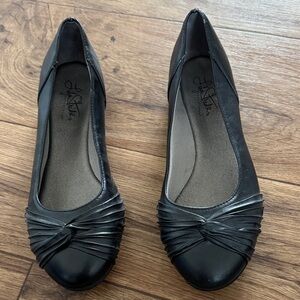 Life Stride Black Twist-Front Women's Flats